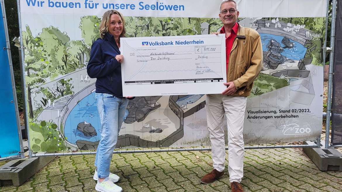 Scheckübergabe an der Baustelle der neuen Seelöwenanlage