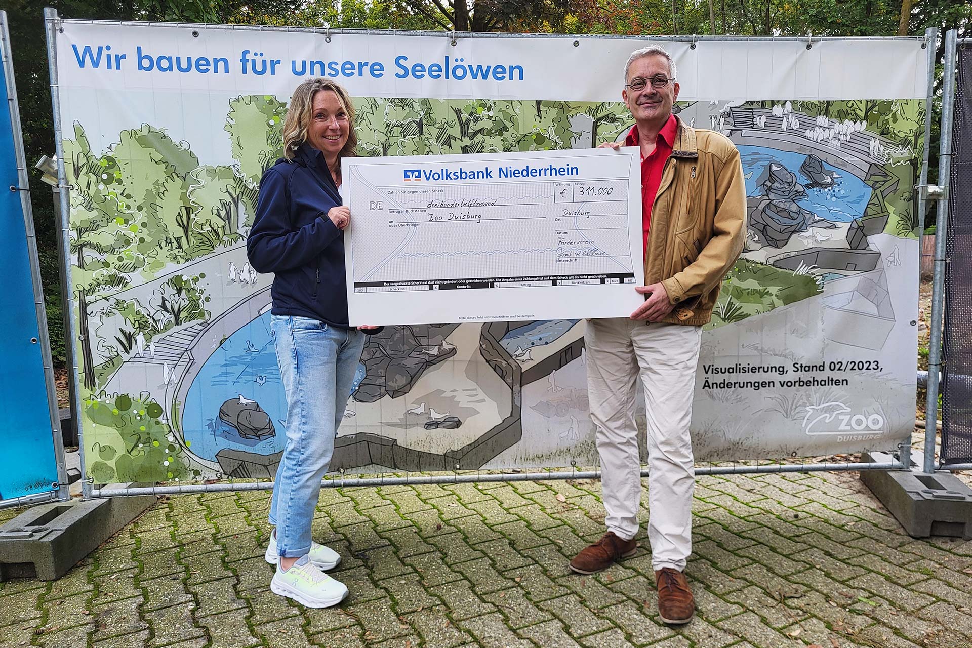 Scheckübergabe an der Baustelle der neuen Seelöwenanlage